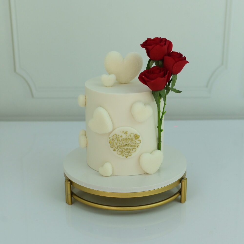 Elegant white Valentine's cake with delicate fondant roses, ideal for a special Valentine's gift - Pink Cakes